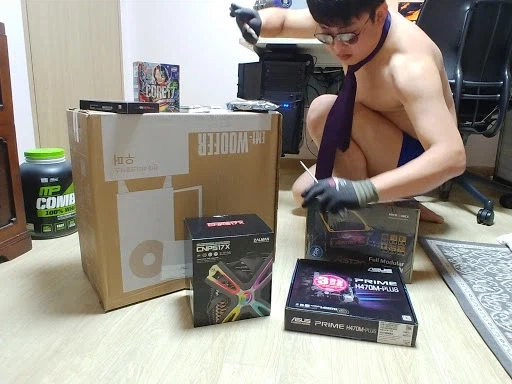 컴갤 공식 조립 복장_1.webp