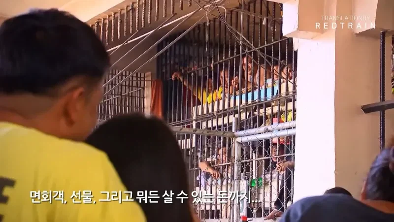 한 방에 15명 수감 몸 돌리기도 힘들다_11.webp