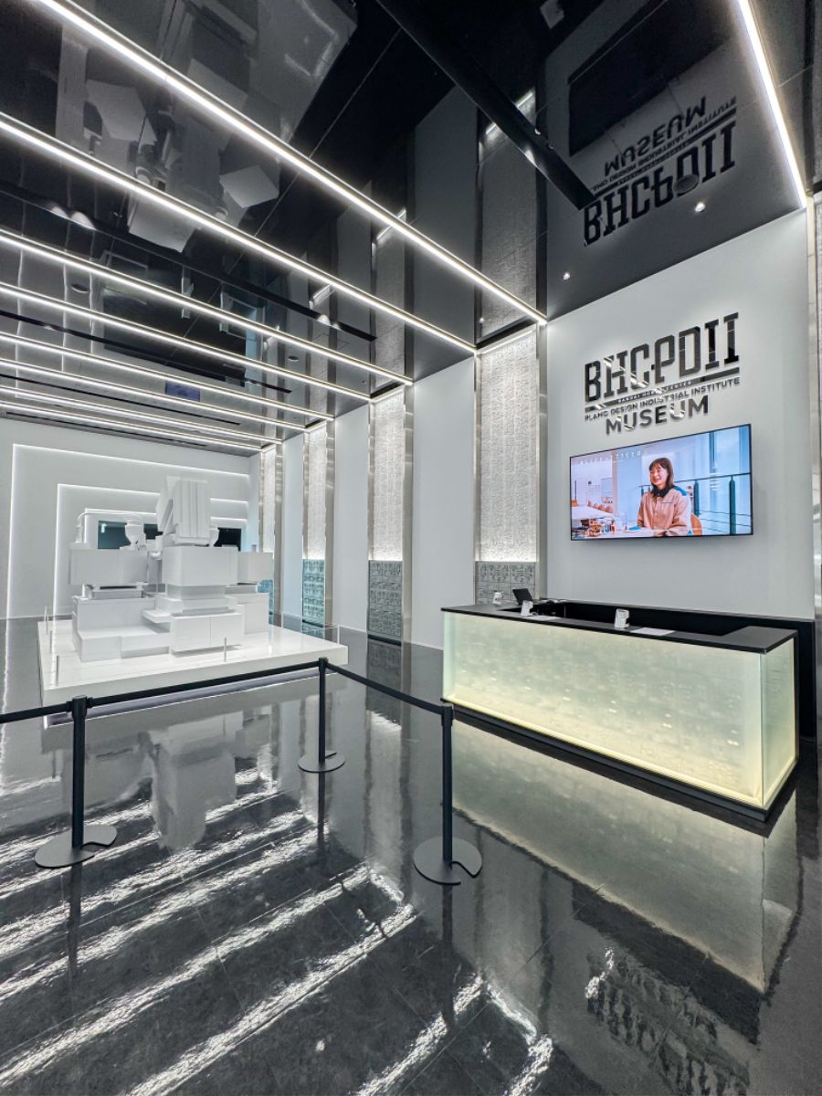 [반다이] BHCPDII MUSEUM 통로 벽면 설정화 외 내부 촬영 사진_1.jpg