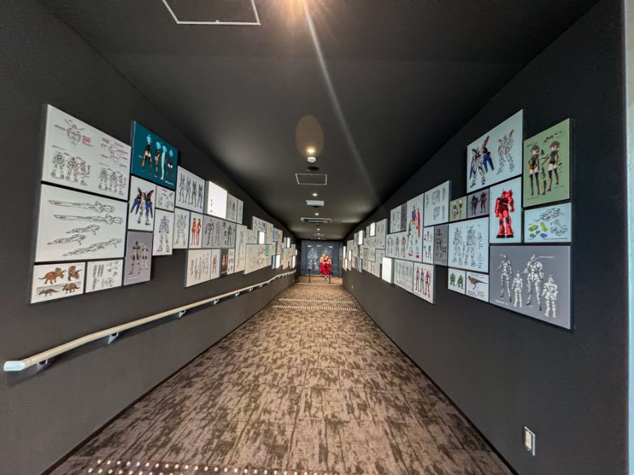 [반다이] BHCPDII MUSEUM 통로 벽면 설정화 외 내부 촬영 사진_12.jpg