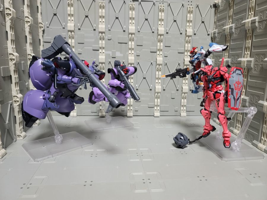 HG GQ 1/144 릭 돔 + HGCE 돔 트루퍼 나열 사진_4.jpg