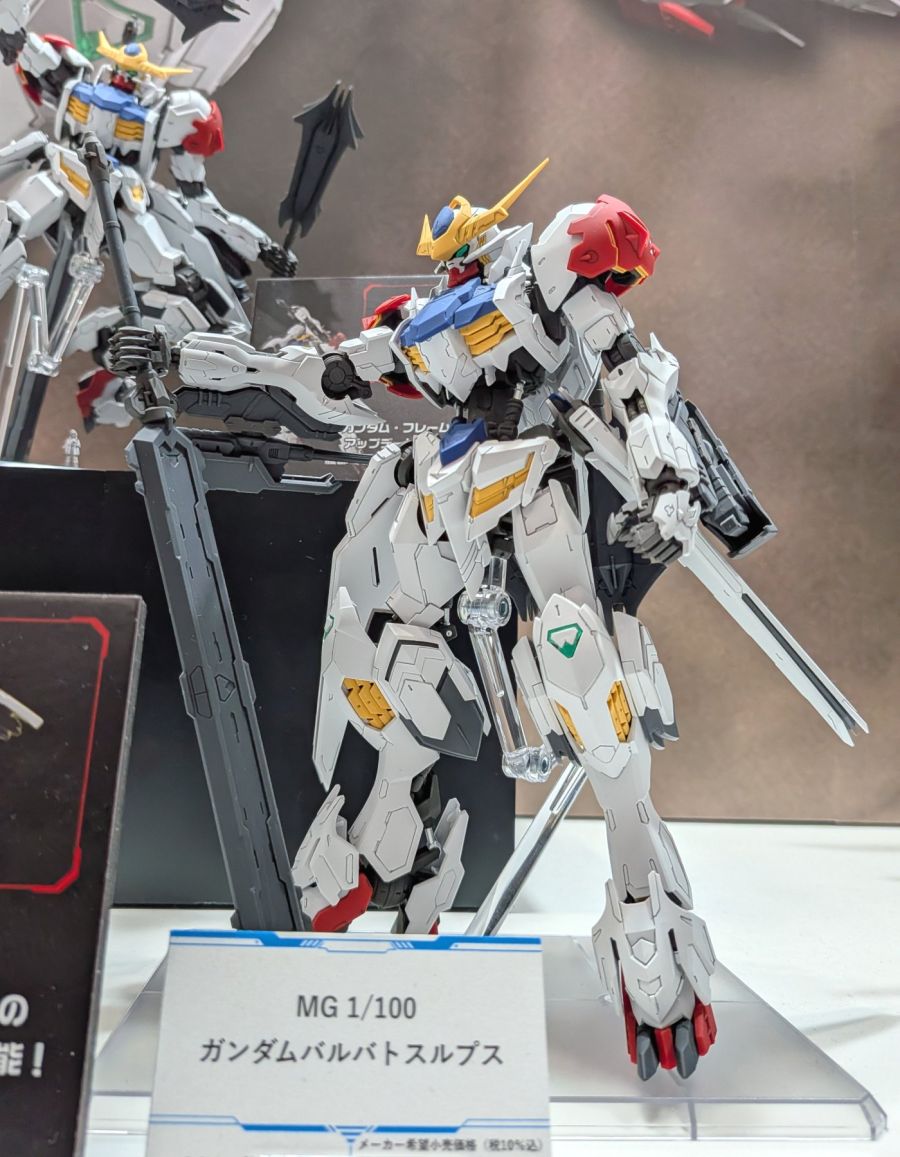 MG 건담 발바토스 루프스 & 전용 무장 세트 전시 사진 2_1.jpg