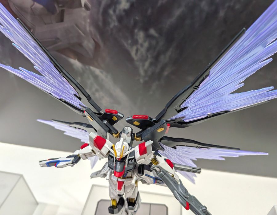 HGCE 1/144 S 프리덤 2식 & 빛의 날개 이펙트 세트 전시 사진 3_5.jpg