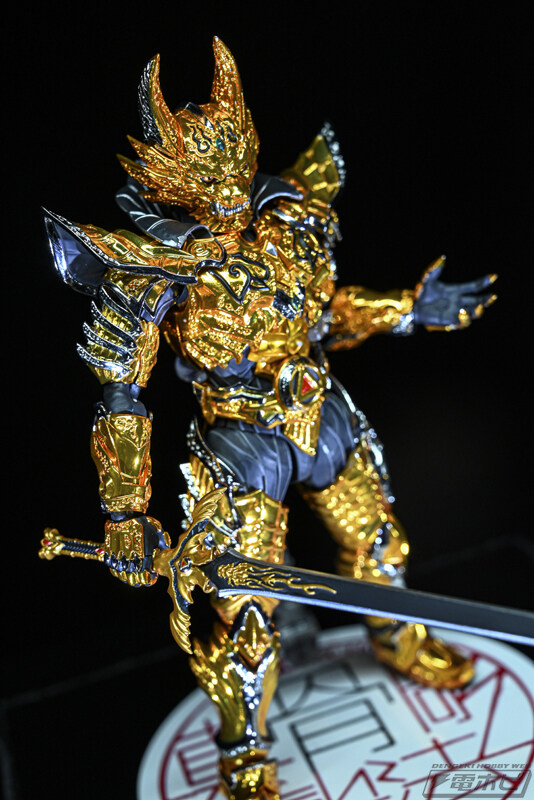 [반다이] S.H.Figuarts 진골조제법 황금기사 가로 쇼 전시 이미지_2.jpg