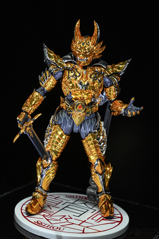[반다이] S.H.Figuarts 진골조제법 황금기사 가로 쇼 전시 이미지_3.jpg