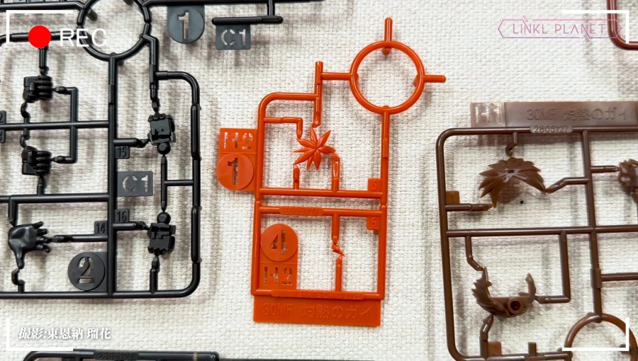 [반다이] 30MF 요로이신덴 사무라이 트루퍼 작열의 가이 조립 샘플 소개 영상_9.webp