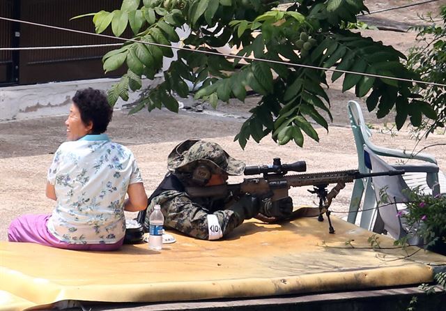 할머니와 저격수.jpg