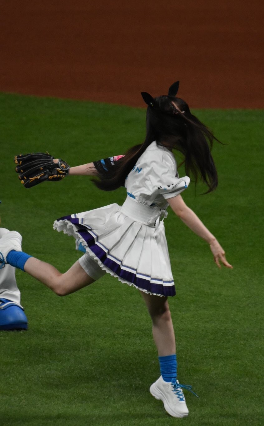 성우) 우마가 시구하는 모습_2.jpg