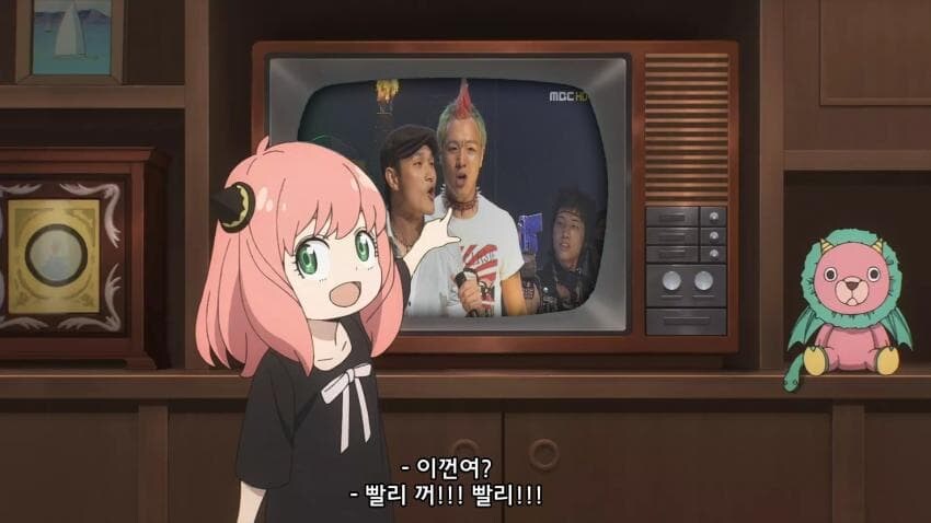 이상한 걸 보려는 딸랑구를 제지하능 아빠_1.jpg