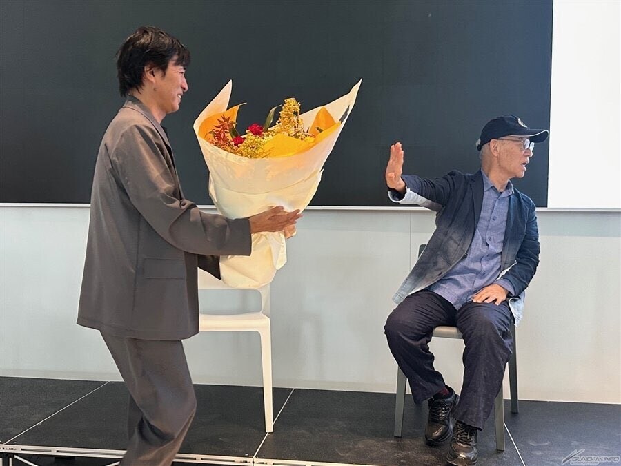 카와모리 쇼지의 꽃다발을 거부하는 토미노_1.jpg