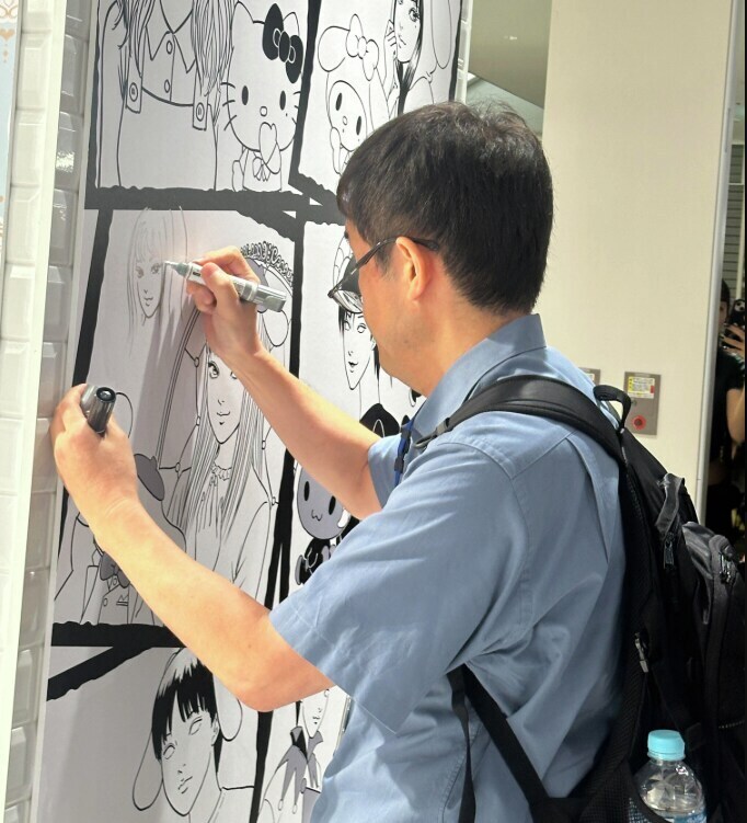 산리오 매장에 낙서하는 아저씨_1.jpg