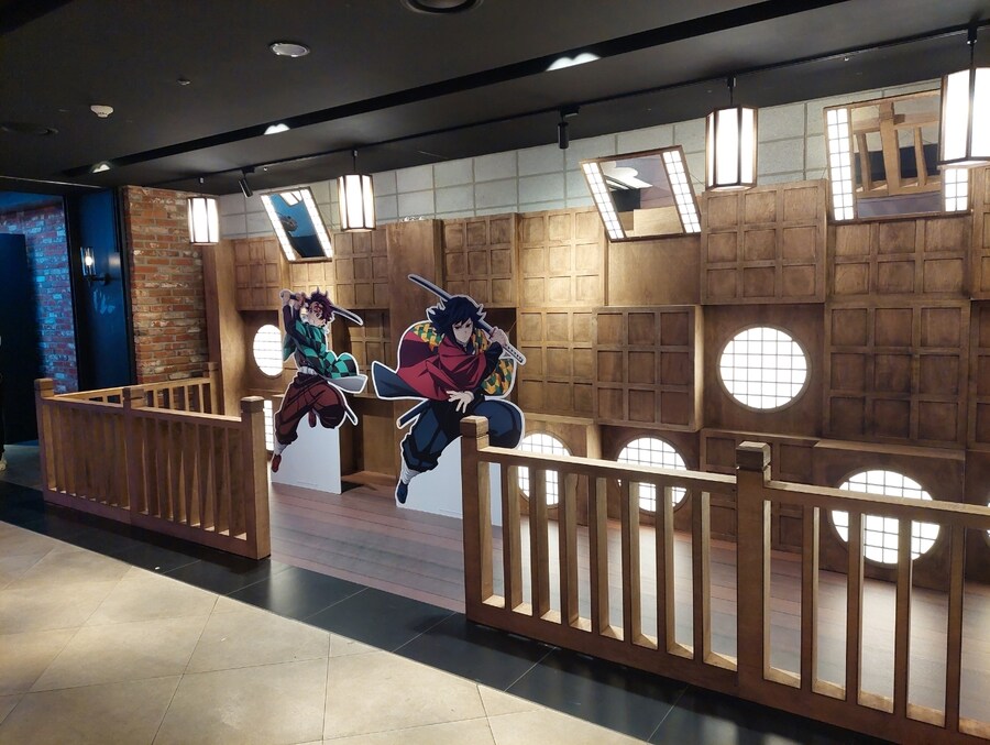 귀멸의 칼날 홍보물의 아카자가 쾌변약 모델같다._1.jpg