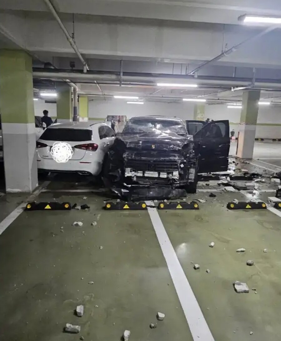 만화에서나 보던 구멍이 뚫린 아파트 주차장_3.jpg