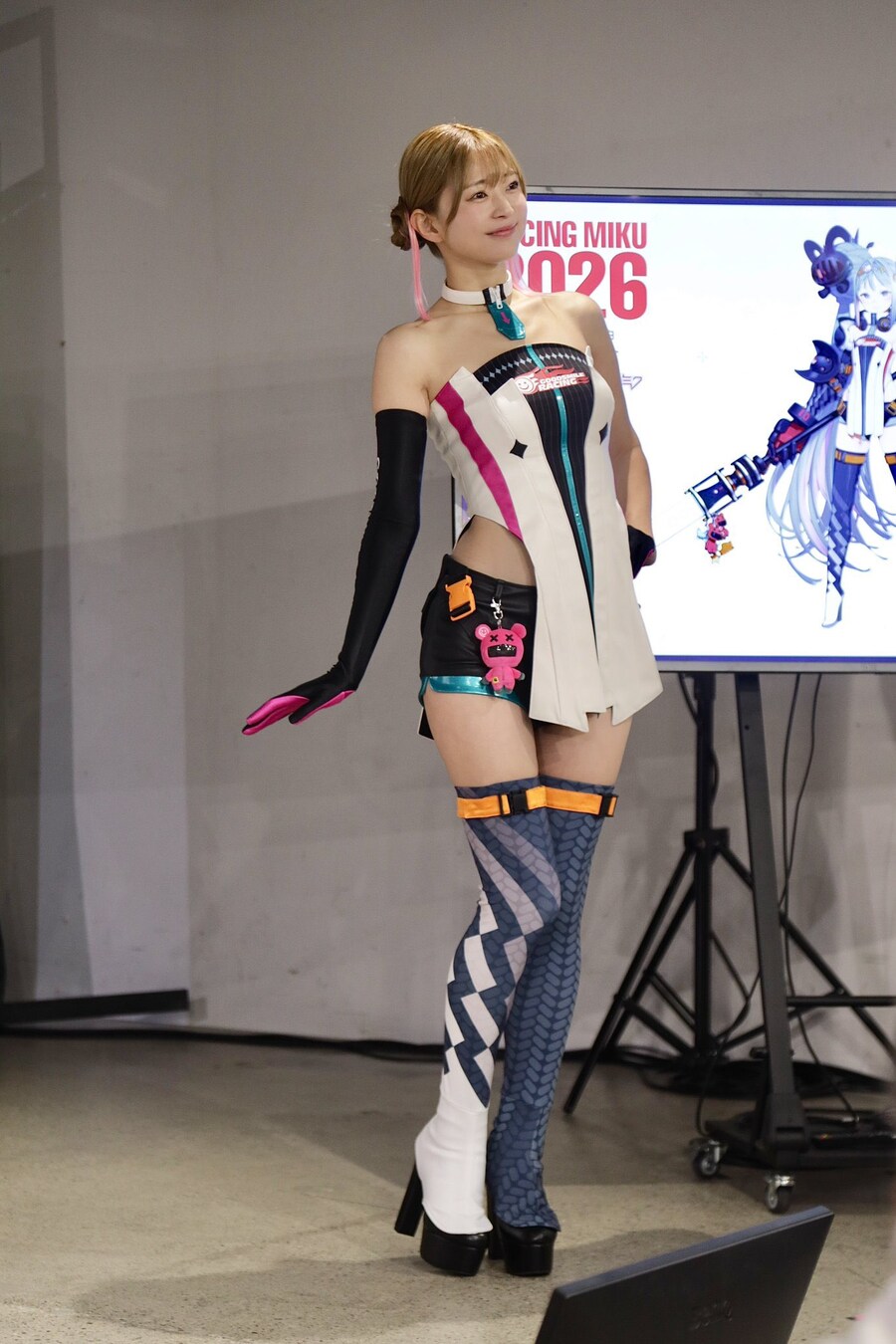 보컬로이드)레이싱 미쿠 2026 코스튬 실착용샷.jpg_2.jpg