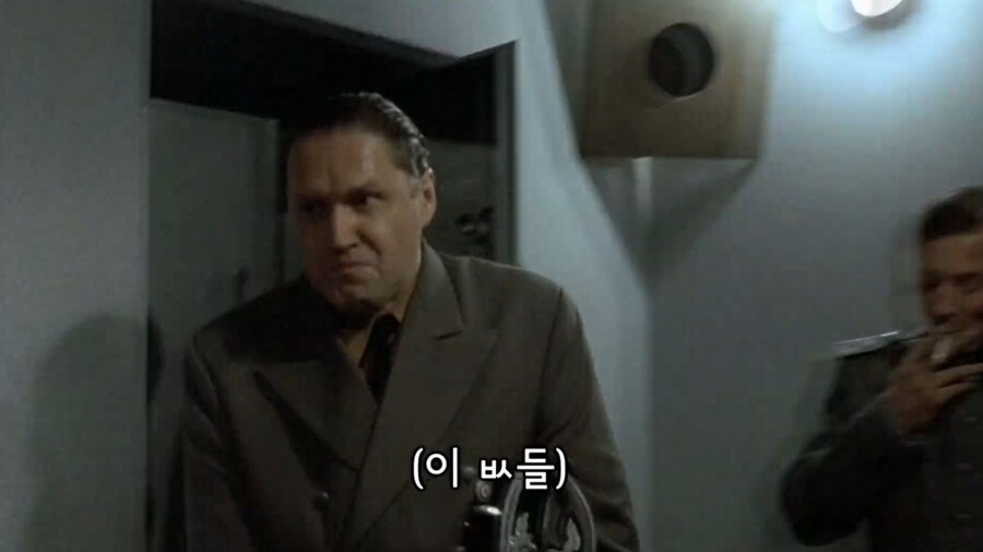 아돌프 히틀러 - 밤을 달리다_3.jpg