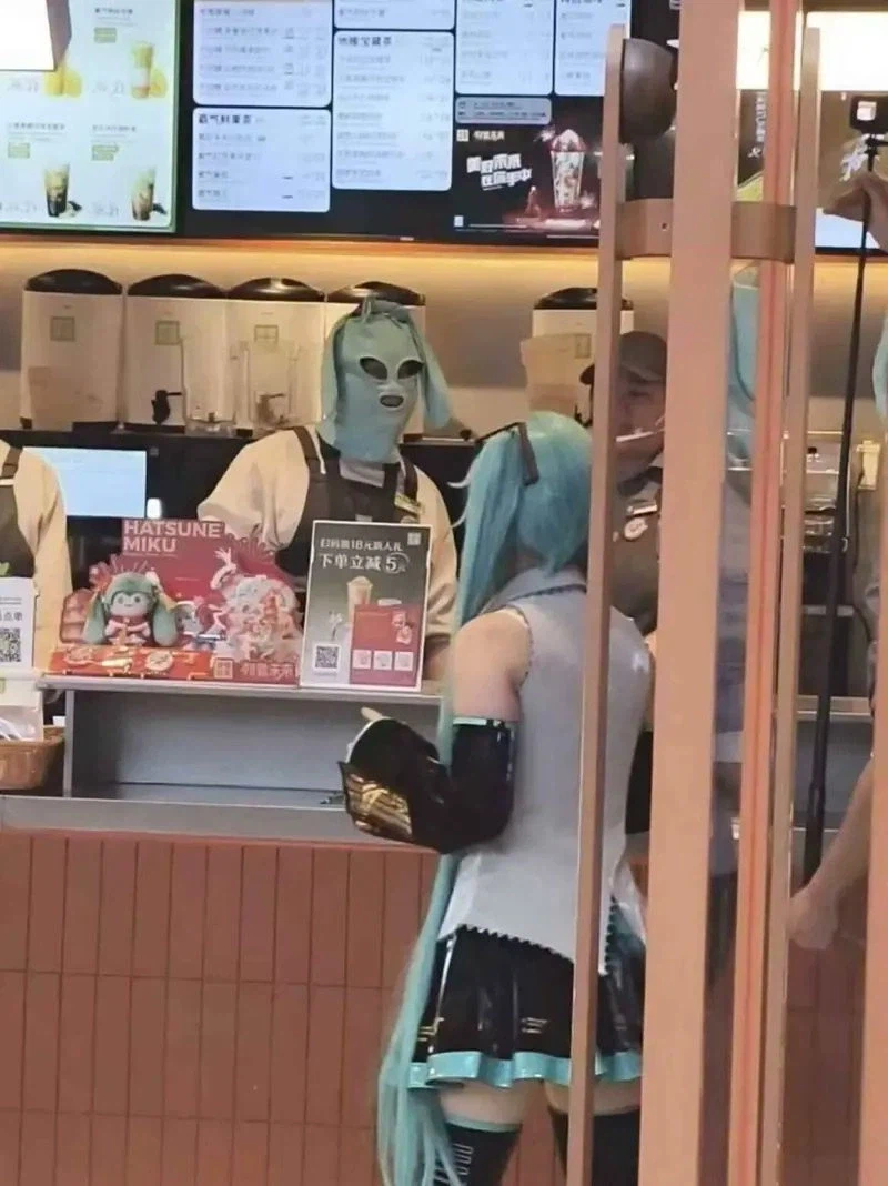 콜라보 매장 존나 어지럽네 진짜;_1.webp