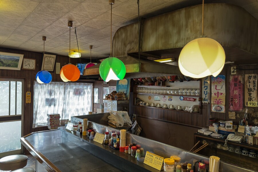 일본, 만화잡지와 오래된 오락기가 있는 라멘 가게_1.jpg