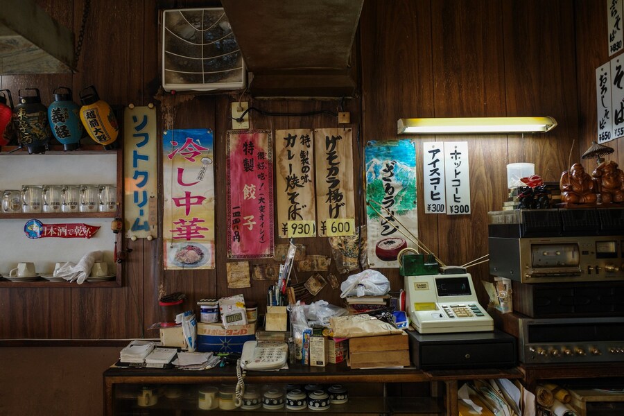 일본, 만화잡지와 오래된 오락기가 있는 라멘 가게_2.jpg