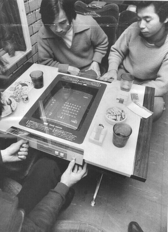 일본, 만화잡지와 오래된 오락기가 있는 라멘 가게_5.jpg