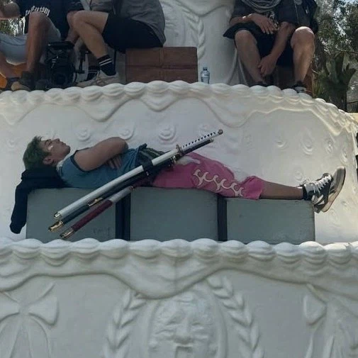 원피스)밀랍 케이크에 갇힌 조로.jpg_2.webp