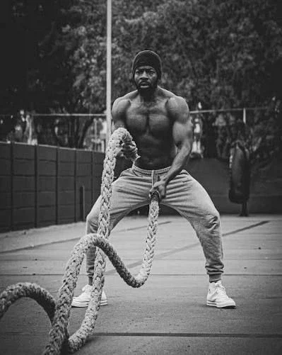 원피스)실사 브룩배우 분장 없앤 모습_3.webp