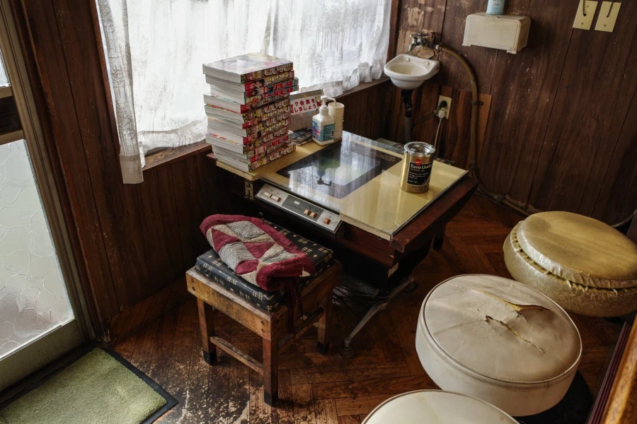 일본, 만화잡지와 오래된 오락기가 있는 라멘 가게_3.webp