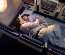 비행기 이코노미석 3자리로 침대 만들기