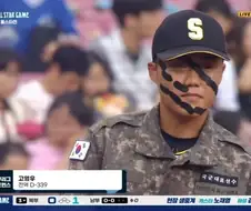 야구장에 출현한 군인