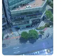 병원 옥상에 자동차.jpg