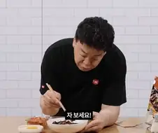 새 제품 리뷰하며 적자 날까봐 걱정하는 대표님