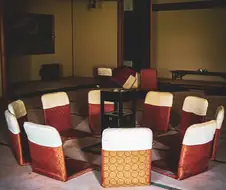 일본, 재떨이를 둘러싸고 있는 폐허의 의자들