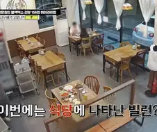 후진 하다가 식당 창문 박은 운전자.jpg
