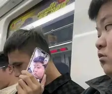 영상 통화중인 옆 사람