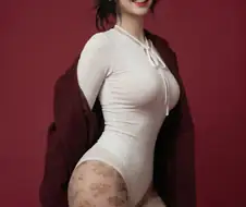 레오타드와 무늬스타킹을 입은