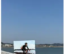만화에 나온 장소? 여기 아냐, 조금 더 가야 돼.manga