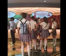 롯데월드 교복 단체 대여한 외국인들