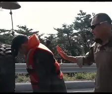 가짜사나이) 쓰러진 애들 코앞에 종을 들이대네 ㅋㅋㅋㅋ