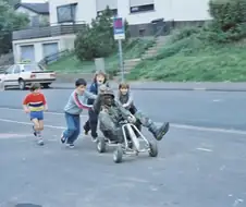 백인 아이들을 부리며 나치 경례를 하는 흑인