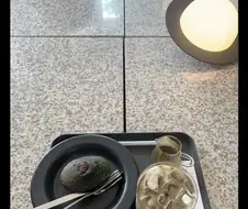 건물 바닥에서 먹는 카페???