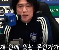 화장실이 급하다던 손님이 갑자기 멈춰서더니 이렇게 말했다