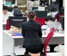 월급이 아직 나오지 않은 회사원의 근무 자세