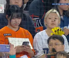 야구장에서 얼굴 낙서하는 사람