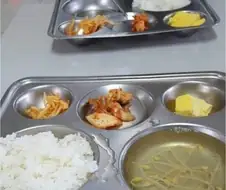 군대 짬밥 잘나오는데.. 외국인 녀석 이상한걸 퍼뜨리고잇음