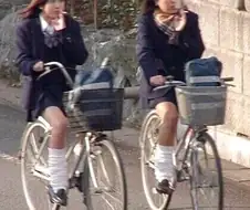 빵물고 자전거 등교하는 90년대 일본 여고생