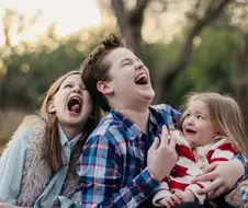 남매의 광기어린 웃음으로 겁에 질린 막내딸