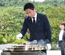 현충원 들린 고이즈미.jpe