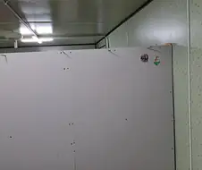 현장 컨테이너에 붙어진 흔한 스티커