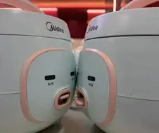 혀 맞대고 키스하려는