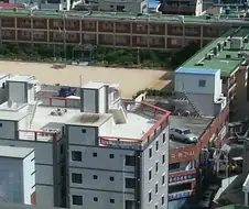 착시인가 싶은 학교 운동장과 주차장