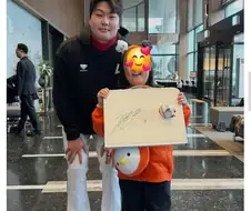 상대팀 관중 물건 박살낸 야구선수 ㄷㄷㄷ.jpg